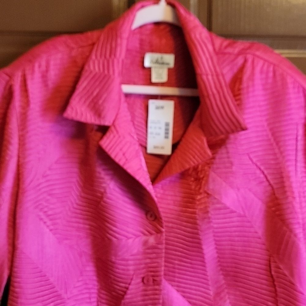 J T Collection-Fuschia crinkled fabric, collared 3/4 sleeved top Size 26W. NWT.